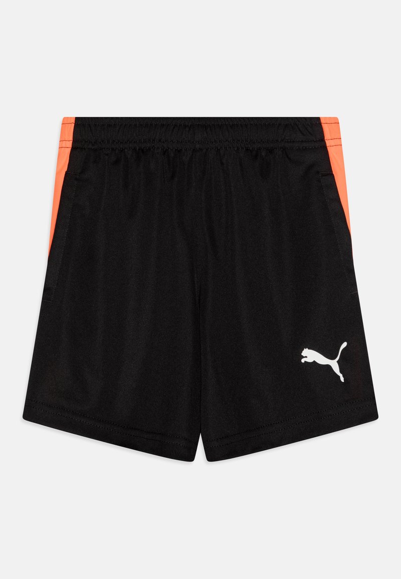 Juodi sportiniai šortai su laisvu siluetu, kuriuose yra oranžinės detalės šonuose ir baltas Puma logotipas kairėje apatinėje kojoje. Pridedamas elastingas juosmuo.