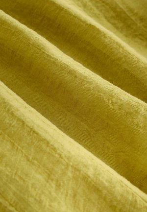 Tekstilna tkanina v živahni gorčični rumeni barvi, ki ima teksturirano površino z rahlimi ribjimi vzorci in mehkimi gubami.