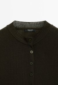 Cardigan en maille côtelée marron foncé avec col rond et quatre boutons sur le devant, étiqueté Massimo Dutti, fabriqué en Chine.