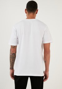 Buratti REGULAR FIT - Tricou basic - white