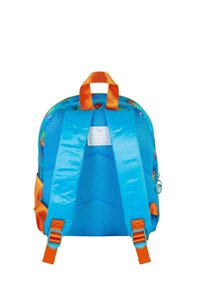 Blauwe kinder rugzak met bloemdecoratie, mesh rug, oranje schouderbanden en een naamslabel. Heeft twee zijvakken en een ritssluiting.