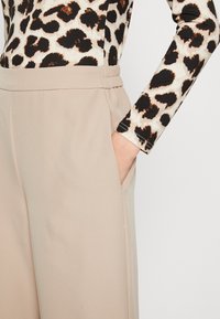 Pieces BOZZY HW WIDE PLAIN  - Hlače - silver mink