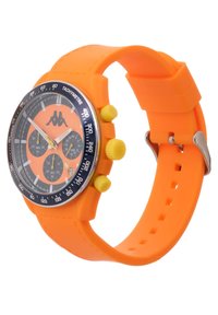 Reloj con correa de silicona naranja, esfera negra, acentos amarillos, escala taquimétrica y tres subesferas para funciones de cronógrafo.