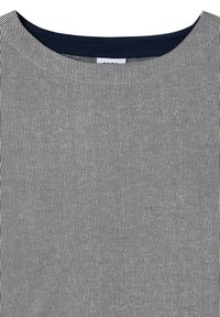 Tissu à rayures verticales bleu marine et blanches avec un col arrondi bleu marine sur un vêtement, montrant la partie supérieure de la poitrine et du cou.