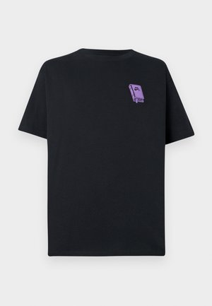 T-shirt noir à manches courtes avec un petit graphique de livre violet et le texte "NIKE SB" sur la poitrine gauche.