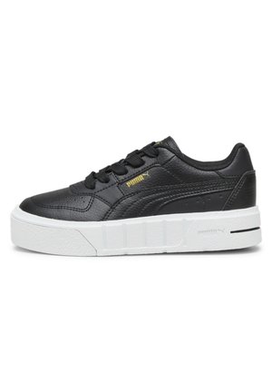 Zwarte leren sneaker met een witte, textuurgegeven platformzool, voorzien van een vetersluiting en gouden logo detail aan de zijkant.