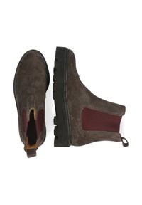 Un par de botines Chelsea de ante marrón oscuro con paneles laterales elásticos burdeos y suelas negras y resistentes, mostrados desde vistas superior y lateral.