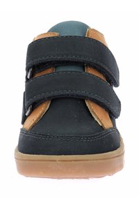 Zapatilla negra y marrón con dos cierres de Velcro, punta redonda, suela de goma y acentos en teal contrastantes en la lengüeta.