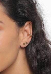 Obročasta uhana z zlatim odtenkom in dve teksturirani uhančki. Uhančki so okrogli s poliranim in kladenčkim zaključkom, ki poudarja kontrastne teksture.