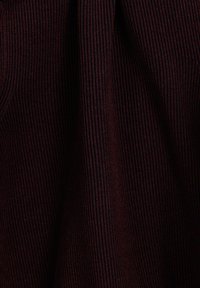 Bordeaux ribbelstof met verticale strepen, gladde textuur en een lichte glans. Er zijn geen duidelijke patronen of accenten zichtbaar.