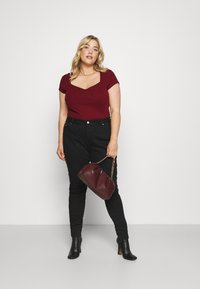 Anna Field Curvy T-shirt estampada - bordeaux