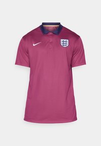 Bordowa koszulka polo z granatowym kołnierzykiem, logo Nike na lewym ramieniu oraz herb Anglii po prawej stronie. Miękka, gładka tekstura materiału.