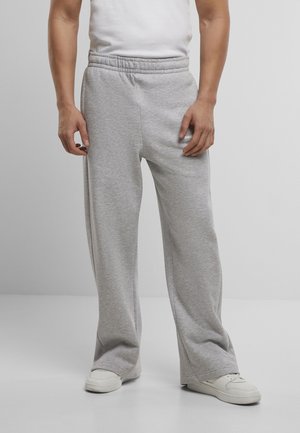 Szürke melegítőnadrág puha anyagból, elasztikus derékrésszel és laza szabással. Jobb oldalon logó részlettel.