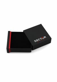 Scatola per gioielli nera con una fascia rossa, dotata di un interno morbido e del logo "SECTOR NO LIMITS" in bianco sul coperchio.