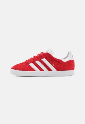 GAZELLE UNISEX - Sneakers basse - better scarlet/footwear white/gold metallic