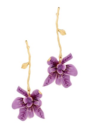 Ohrringe in Goldton, hängend, mit violetten emaillierten Orchideenblüten und strukturierten Stielen mit kleinen goldenen Blättern.
