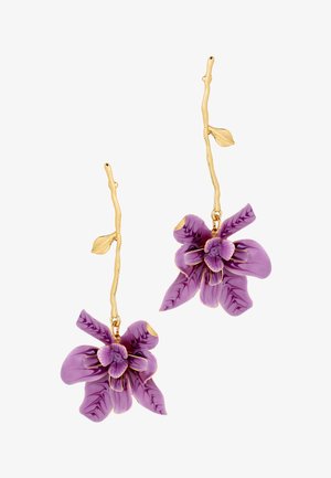 Ohrringe in Goldton, hängend, mit violetten emaillierten Orchideenblüten und strukturierten Stielen mit kleinen goldenen Blättern.