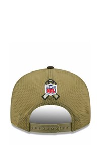 Olivgrüne Mütze aus strukturiertem Mesh-Stoff, mit gebogenem Schirm und verstellbarem Druckverschluss. Auf der Rückseite ist ein NFL-Logo und eine Ripsband-Stickerei zu sehen.