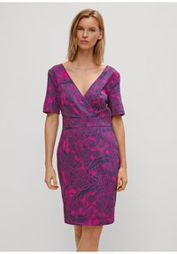 Abito fucsia con scollatura a V profonda, maniche corte e silhouette aderente. Presenta un motivo floreale in tonalità più scure e una texture liscia.