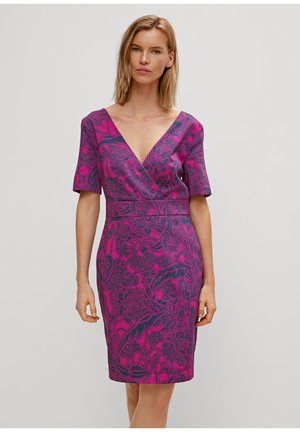 comma MIT FLORALEM MUSTER - Robe fourreau - pink floral print