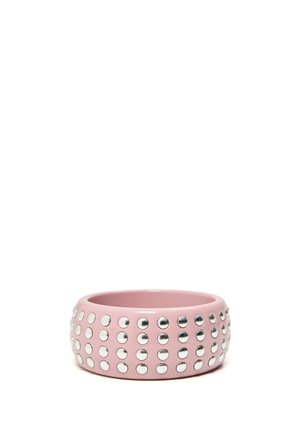 Pink bred armring dekoreret med fire rækker af jævnt fordelt sølvnitter rundt om hele omkredsen.