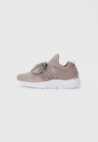 Sportlicher Schuh in hellem Taupe mit Obermaterial aus Mesh und Stoff, elastischen Schnürsenkeln und einer weißen Sohle. Besitzt eine schlanke Silhouette und minimalen Markenaufdruck.