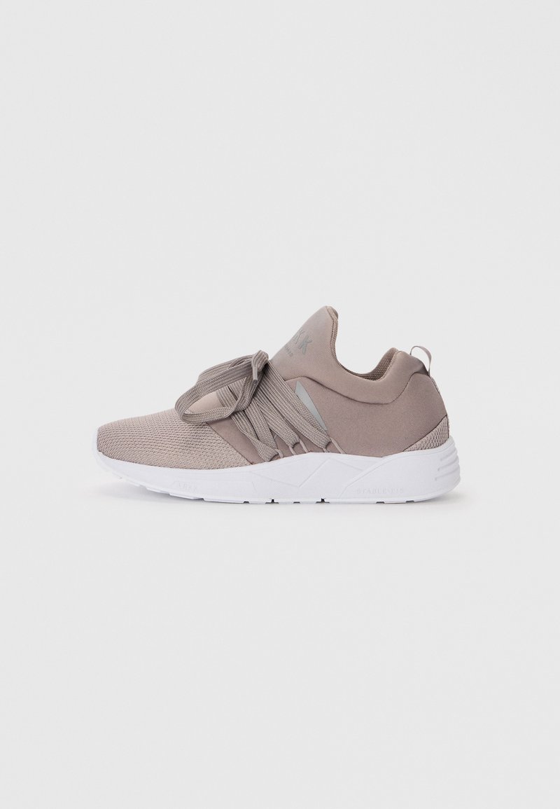 Sportlicher Schuh in hellem Taupe mit Obermaterial aus Mesh und Stoff, elastischen Schnürsenkeln und einer weißen Sohle. Besitzt eine schlanke Silhouette und minimalen Markenaufdruck.
