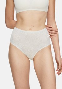 Białe majtki z wysokim stanem wykonane z koronkowego materiału z kwiatowymi wzorami i miękką teksturą, zaprojektowane z myślą o komforcie i pewnym dopasowaniu.