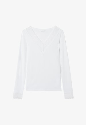 Biała bluzka z długim rękawem, wykonana z miękkiego materiału, z dekoltem w kształcie litery V wykończonym koronką oraz koronkowymi akcentami na mankietach rękawów.