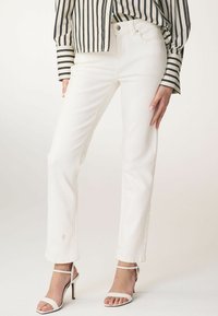 Next - SUPER SOFT  STANDARD - Jeans slim fit - white Miniatyrbild 1