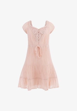 Jasnoróżowa sukienka z teksturowanej, pomarszczonej tkaniny. Posiada rękawki typu cap, dekolt w kształcie litery V wykończony koronką oraz elastyczny pas z możliwością regulacji.