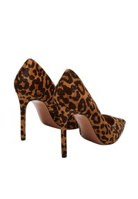 Tacchi alti con stampa leopardata realizzati in tessuto testurizzato, caratterizzati da una punta affusolata e un sottile tacco a stiletto. Colore: marrone e nero.