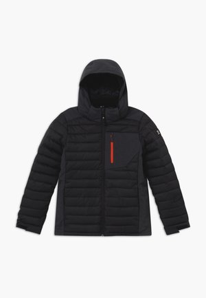 Schwarze gesteppte Steppjacke mit Kapuze, vorne Reißverschluss und roter Reißverschlusstasche auf der Brust, flach auf weißem Hintergrund ausgelegt.