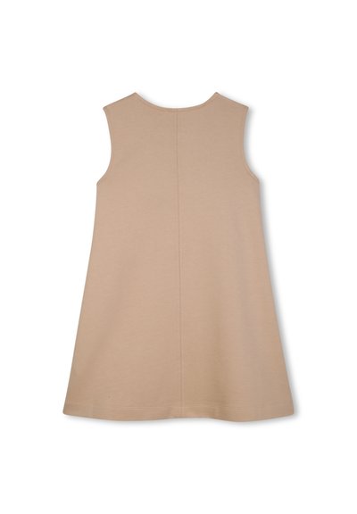 Αμάνικο μπεζ φόρεμα με ευθεία γραμμή, κατασκευασμένο από απαλό ύφασμα, με λεπτομέρεια ραφής στην πλάτη και χωρίς εμφανείς μεταλλικά στοιχεία.