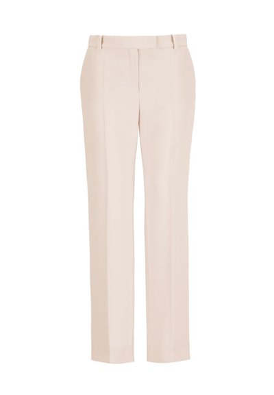 Pantalon beige clair sur mesure avec une coupe droite, des plis sur le devant et une texture lisse. Comprend des poches latérales discrètes.