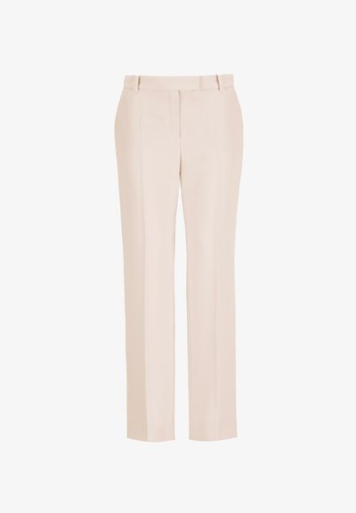 Pantalon beige clair sur mesure avec une coupe droite, des plis sur le devant et une texture lisse. Comprend des poches latérales discrètes.