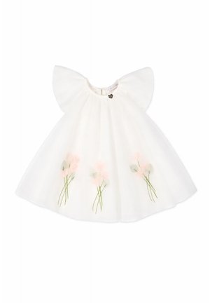 Vestito bianco da bambino con maniche svolazzanti e fiori rosa pastello ricamati con gambi verdi vicino all'orlo.
