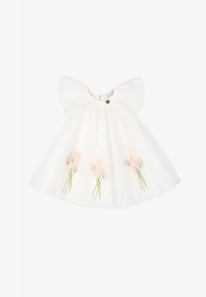 Witte babyjurk met wapperende mouwen en geborduurde pastelroze bloemen met groene stelen vlak bij de zoom.