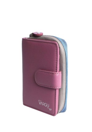 Portafoglio compatto in pelle rosa con una cerniera testurizzata blu e grigia, dotato di chiusura a scatto e un logo discreto sul fronte.