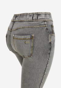 Freddy N.O.W.® DENIM - Vaqueros pitillo - gray jeans yellow seams
