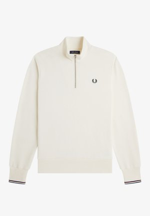 Pull blanc à manches longues avec fermeture éclair quart, poignets et ourlet côtelés, petit logo laurier noir sur la poitrine gauche, et détails de poignets rayés.