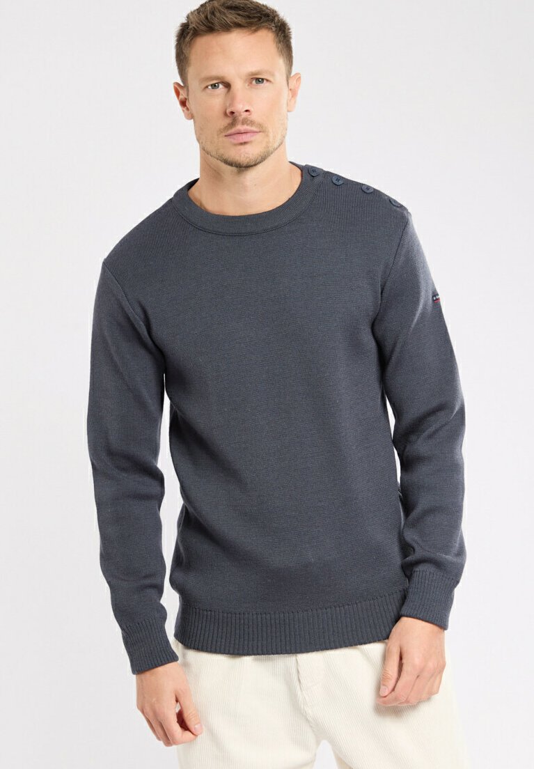 Dunkelgrauer Strickpullover mit Rundhals, gerippten Bündchen und Saum, der dekorative Knöpfe an der Schulter hat.