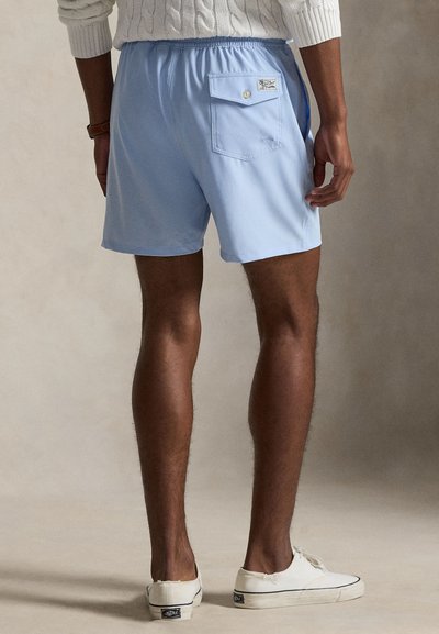 Φωτεινά γαλάζια μαγιό σορτς από ελαφρύ ύφασμα, με ελαστική μέση, πίσω τσέπη με κουμπί και πλαϊνές τσέπες με άνοιγμα.