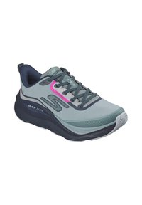 Zapatilla deportiva ligera con parte superior de malla gris, acentos en azul marino oscuro, detalles en rosa y una suela negra gruesa y acolchada para la absorción de impactos.