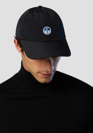 Cappello da baseball nero con corona arrotondata, decorato con un logo ricamato blu e bianco. Tessuto liscio con un visiera leggermente testurizzata.