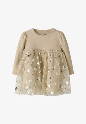 Svijetlosmeđa haljina dugih rukava s rebrastim gornjim dijelom i suknjom od tila koja sadrži srebrne oblike leptira i šljokice za dodanu teksturu.