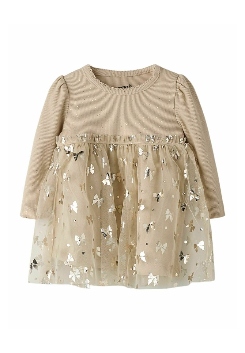 Helles beige Langarmkleid mit einem gerippten Oberteil und einem Tüllrock, der mit silbernen Schmetterlingsformen und Pailletten für zusätzliche Textur verziert ist.