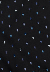 Czarna tkanina z wzorem małych kropek w różnych odcieniach niebieskiego i białego, równomiernie rozmieszczonych, o gładkiej teksturze.