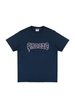 Granatowy bawełniany t-shirt z dużym nadrukiem graficznym z białym i fioletowym tekstem z efektem spływających kropli. Krótkie rękawy i okrągły dekolt.