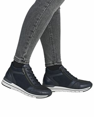 Zapatillas altas de marina, hechas de cuero y gamuza, con un cierre lateral, paneles texturizados y una suela blanca con detalles en negro.